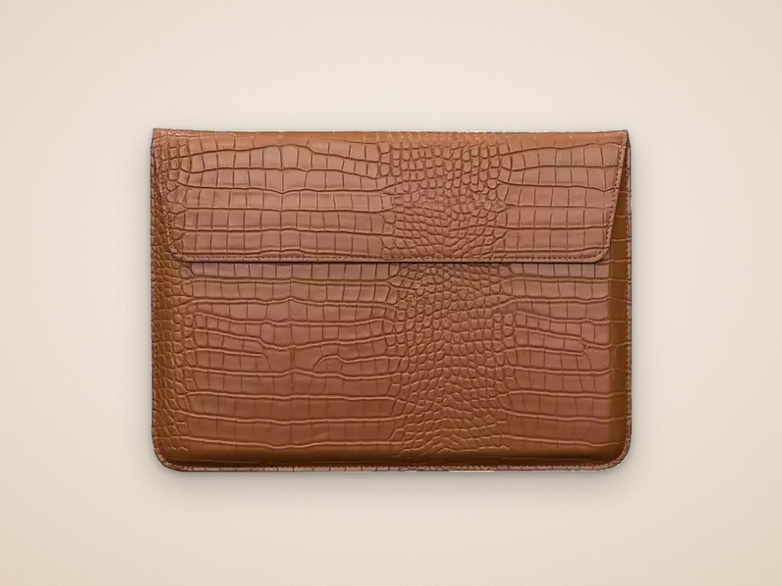 L’Enveloppe – Croc-Embossed MacBook Sleeve 13″–14.2″ – Cognac