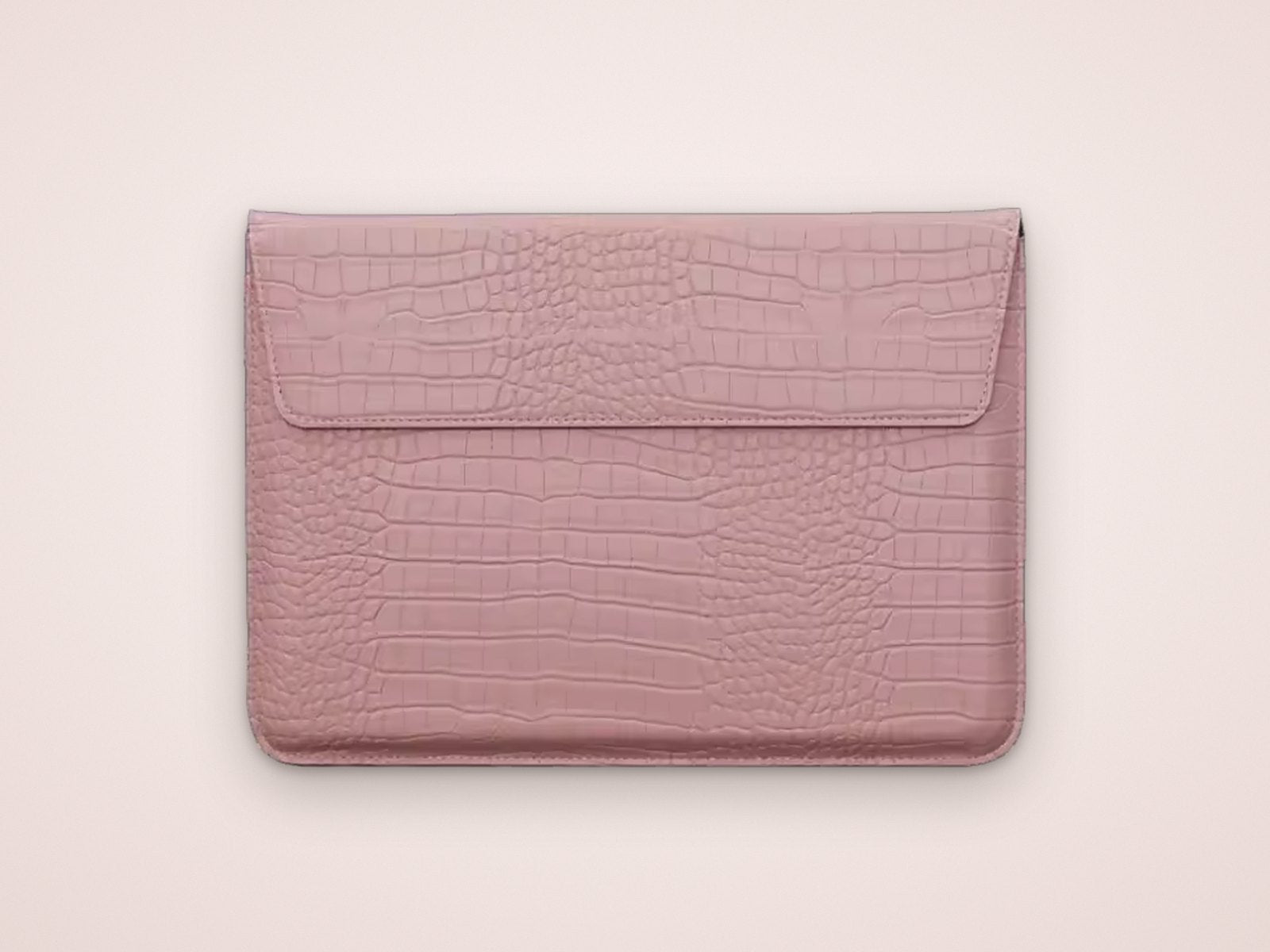 L’Enveloppe – Croc-Embossed MacBook Sleeve 13″–14.2″ – Rose
