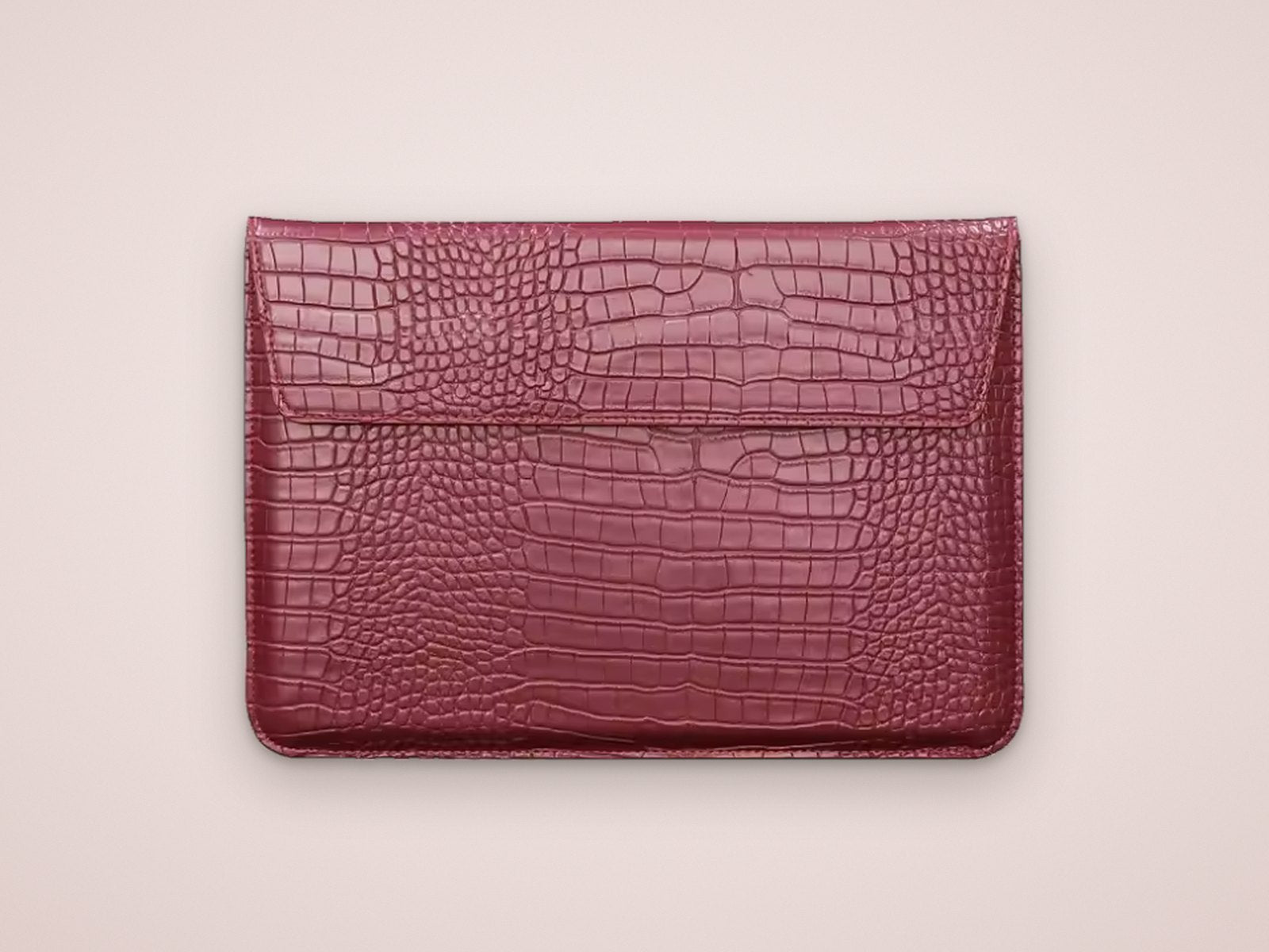 L’Enveloppe – Croc-Embossed MacBook Sleeve 13″–14.2″ – Bordeaux