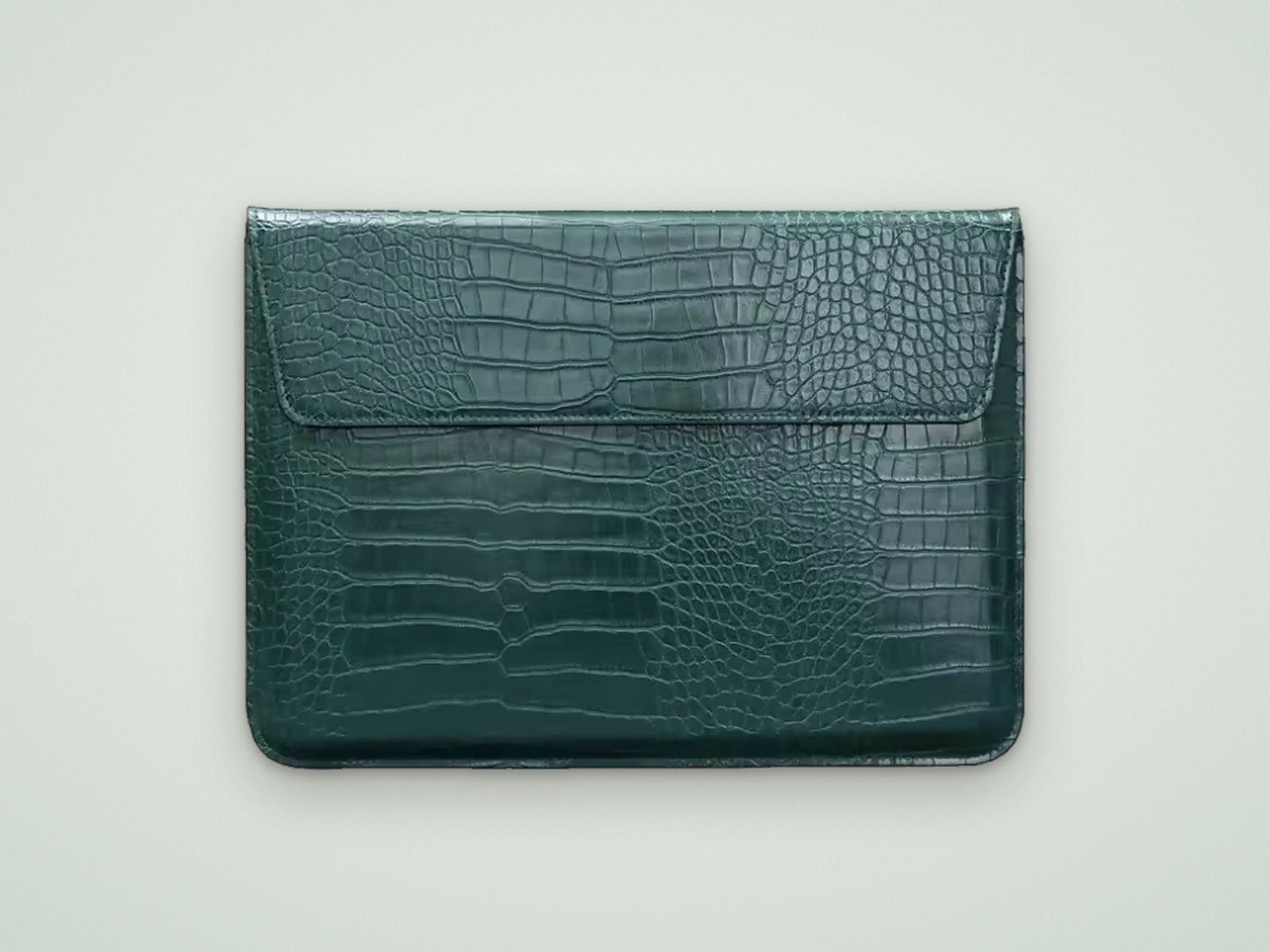 L’Enveloppe – Croc-Embossed MacBook Sleeve 13″–14.2″ – Émeraude
